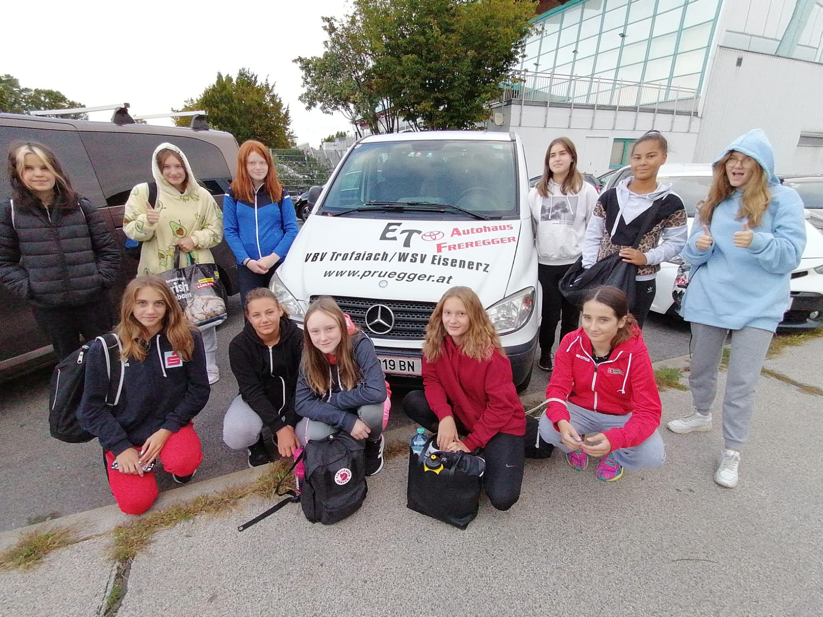 ASKÖ Bundesmeisterschaften U15 weiblich, Teamfoto vor dem Vereinsbus